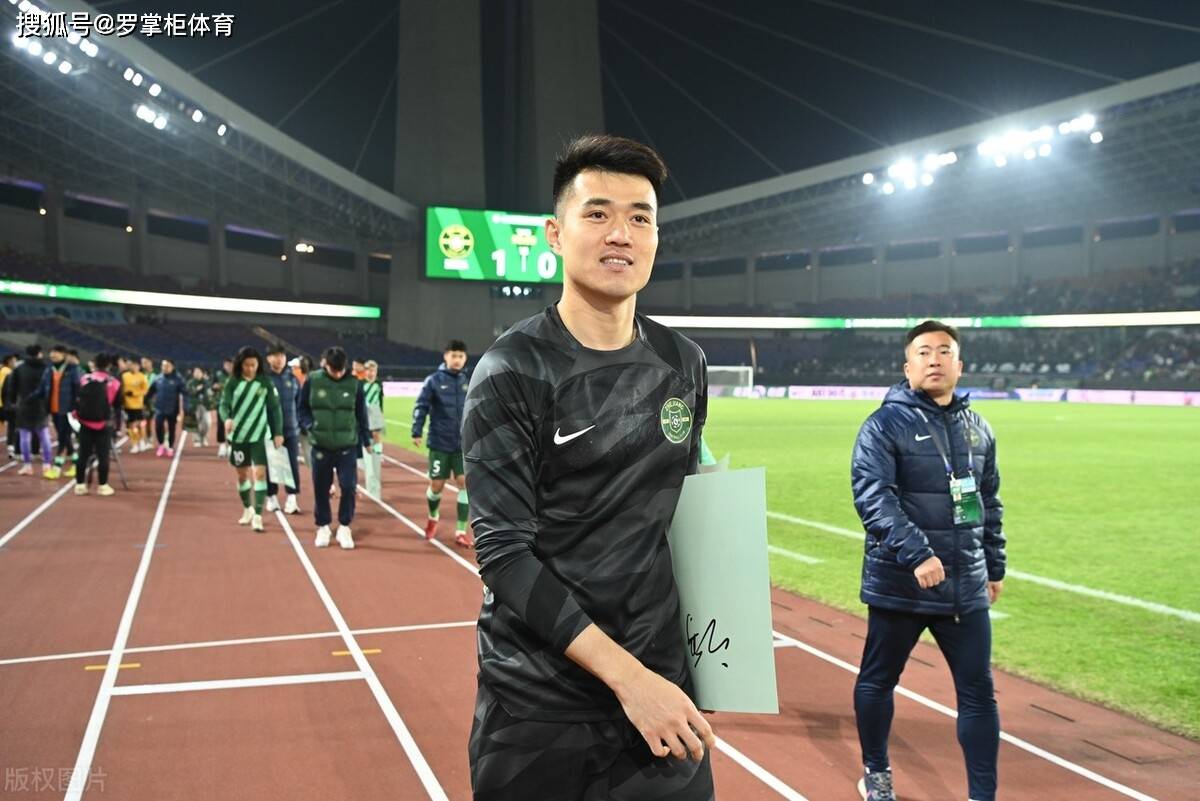 他曾是大连队主力门将，如今当打之年却只能踢中甲，让