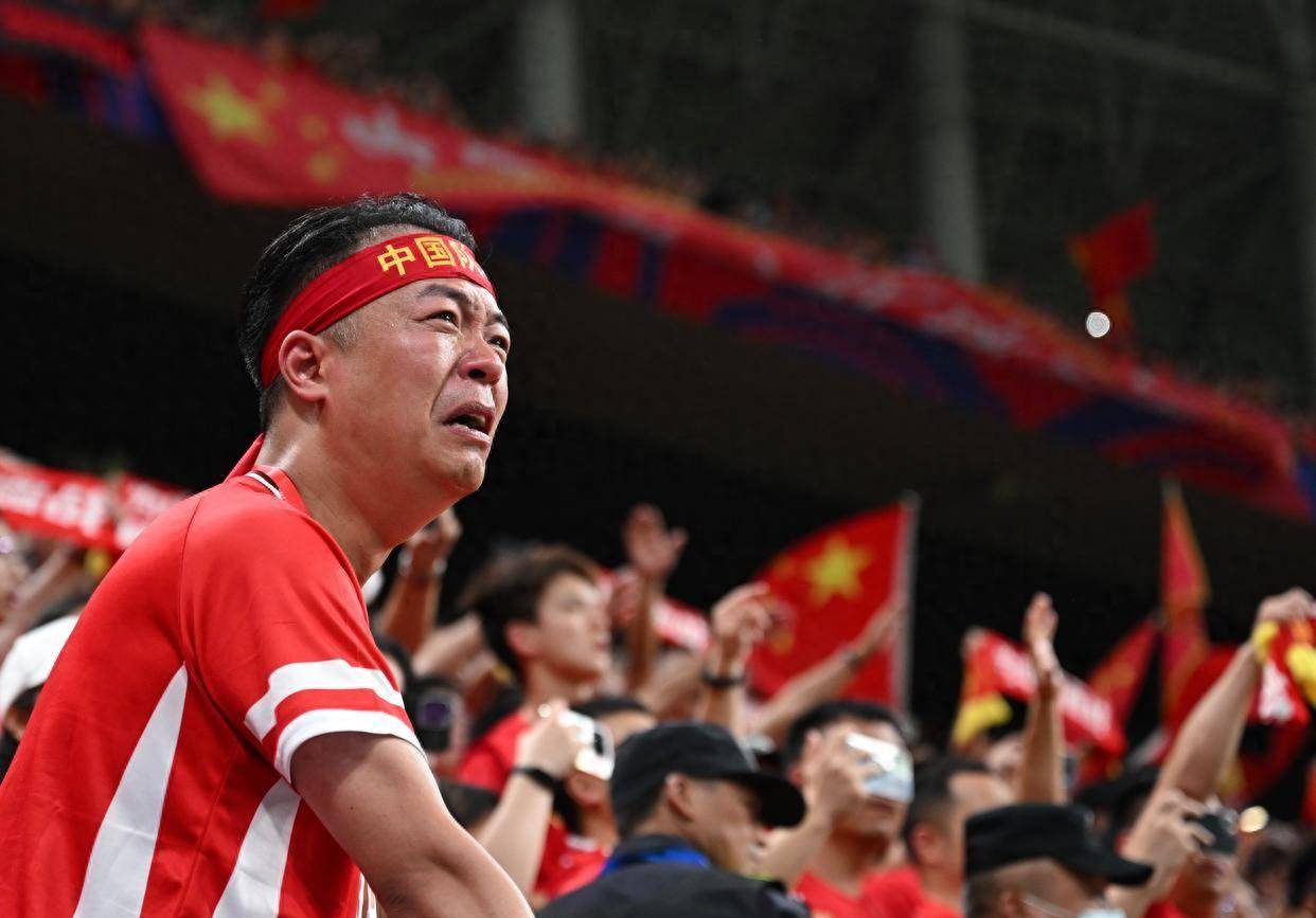B体育app-包含FIBA分享三篮世界杯瞬间：梦碎主场，他的泪水中夹杂着复杂情绪的词条