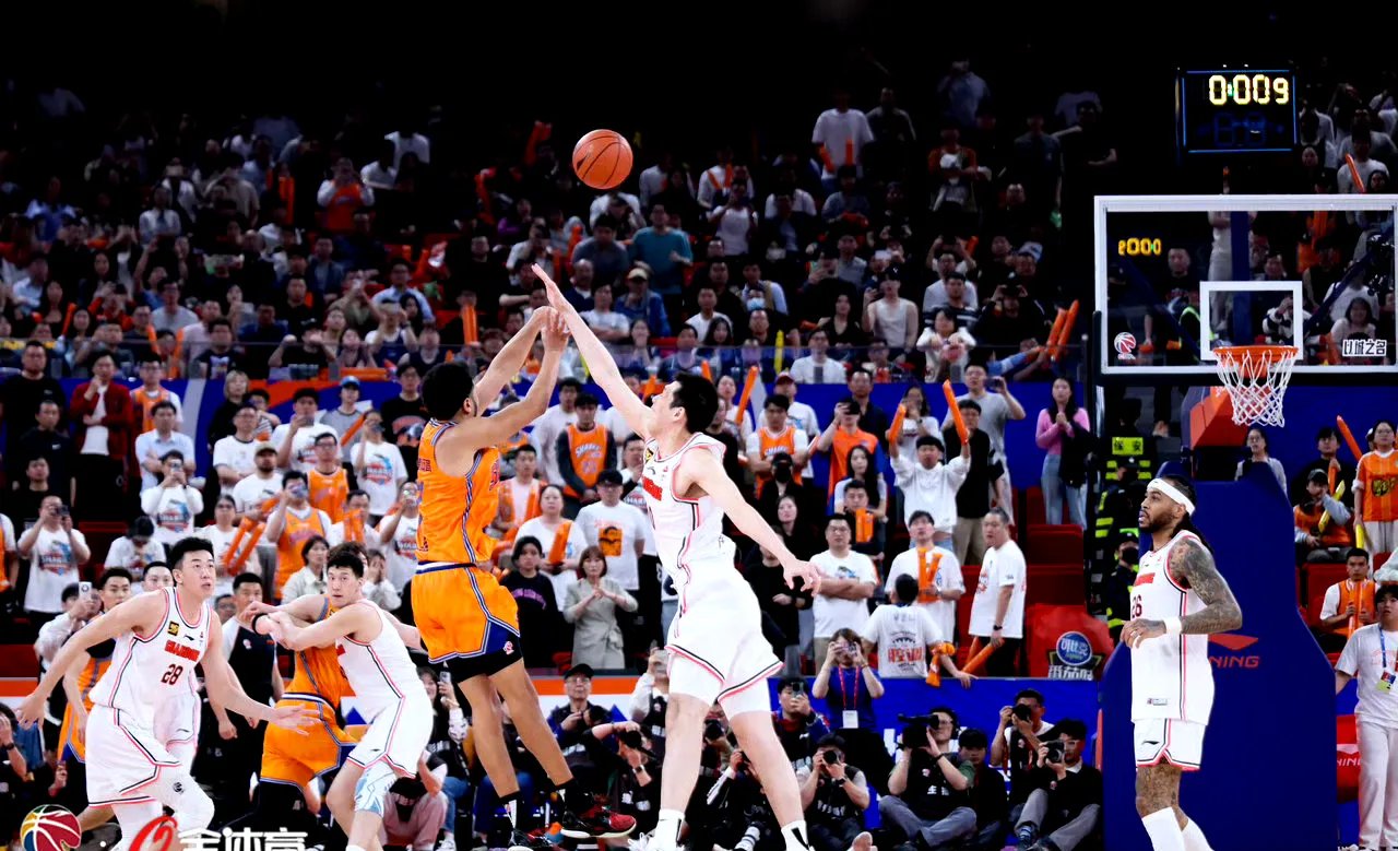FIBA分享三篮世界杯精彩瞬间：裁判兼职动作指导