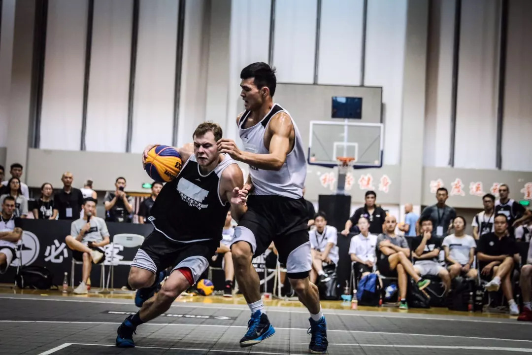 FIBA分享三篮世界杯精彩瞬间：裁判兼职动作指导
